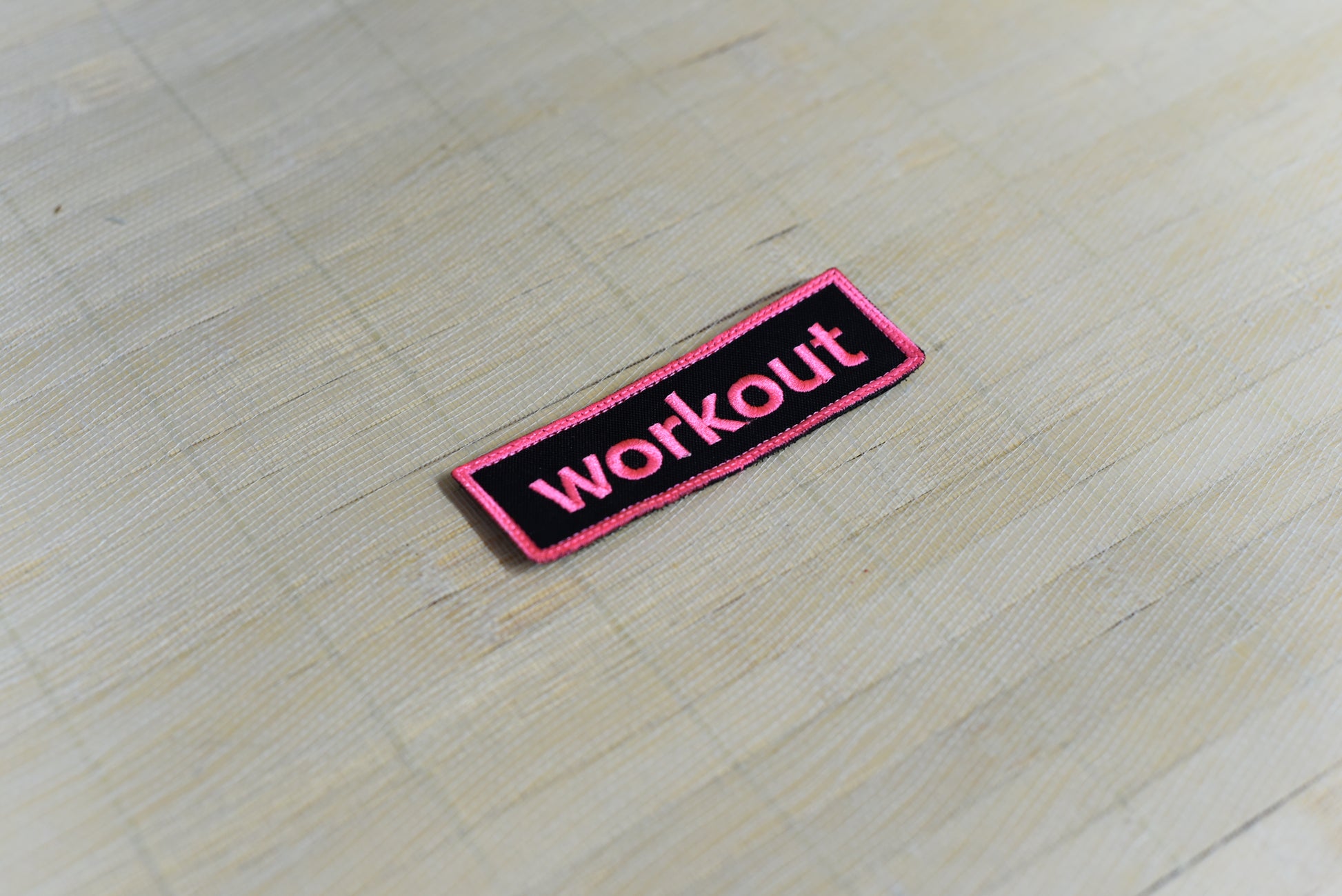 Parche Bordado WORKOUT con Velcro – Mochilas Tácticas y Equipamiento Deportivo Rosa Flúor