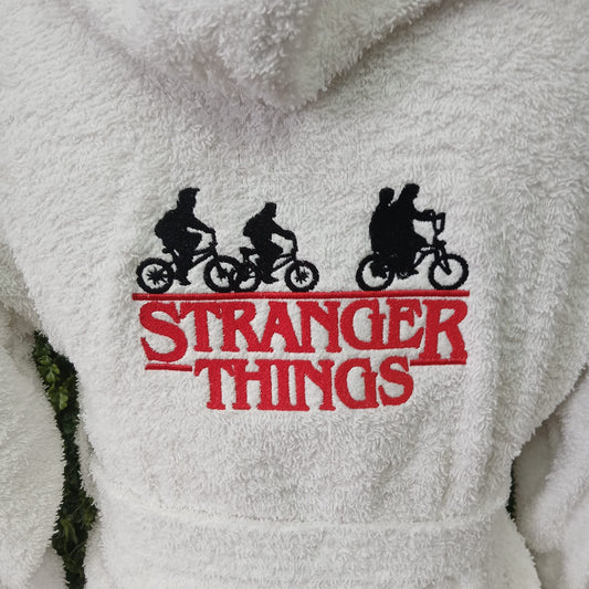 Albornoz Personalizado Inspiración Stranger | Bordado con Nombre