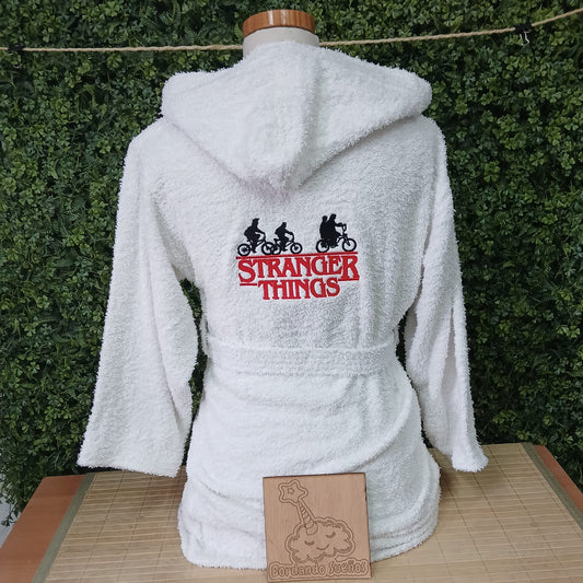 Albornoz Personalizado Inspiración Stranger | Bordado con Nombre