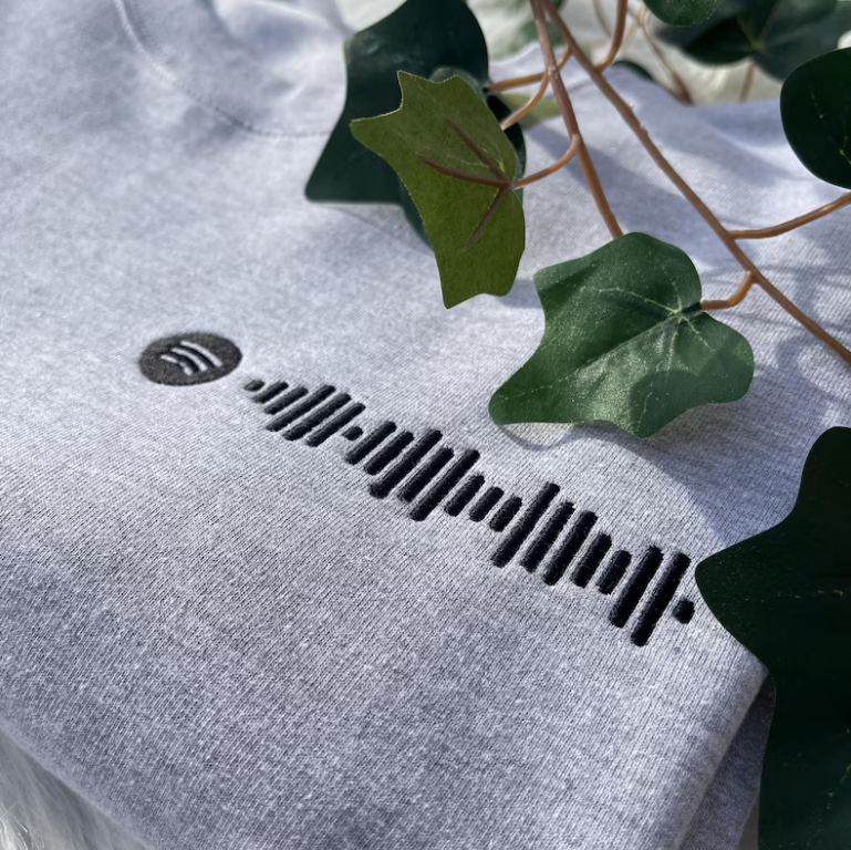 Camiseta personalizada con bordado a juego con el código de Spotify