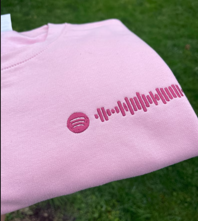 Camiseta personalizada con bordado a juego con el código de Spotify